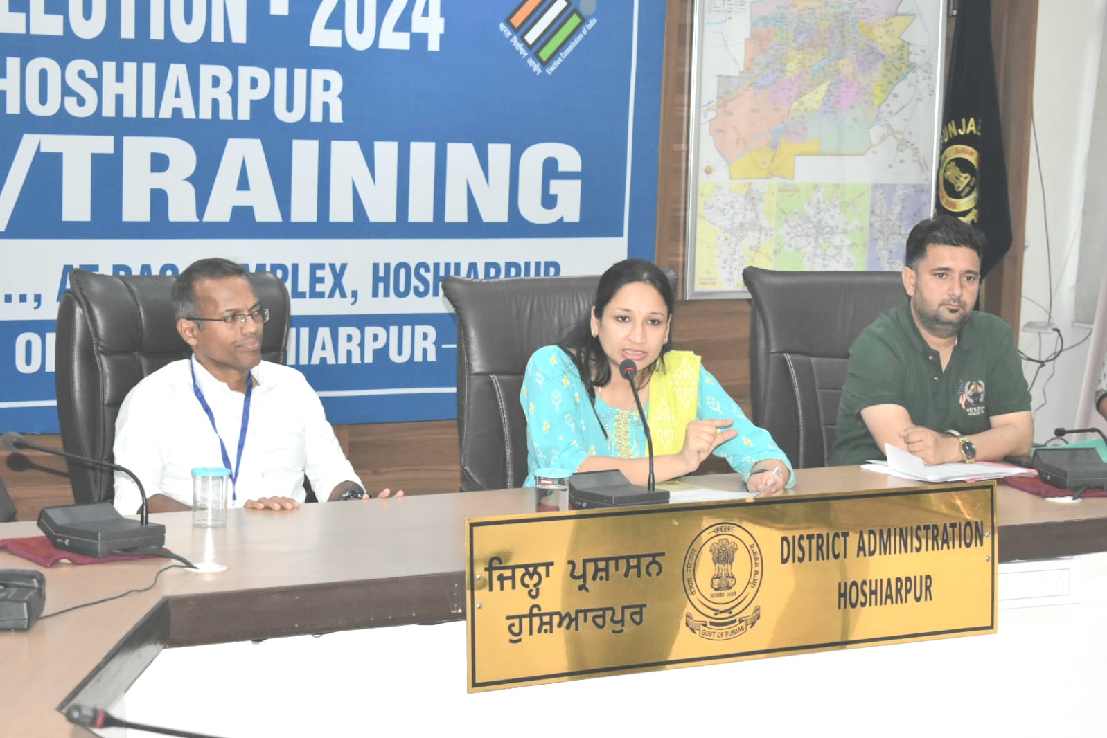 सामान्य पर्यवेक्षक और राजनीतिक दलों की उपस्थिति में वोटिंग मशीनों का दूसरा अनुपूरक रैंडमाइजेशन